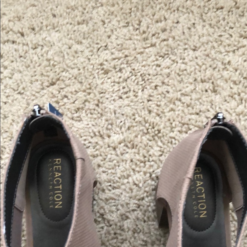 KENNETH COLE CUTOUT SANDAL - Picture 6 of 7